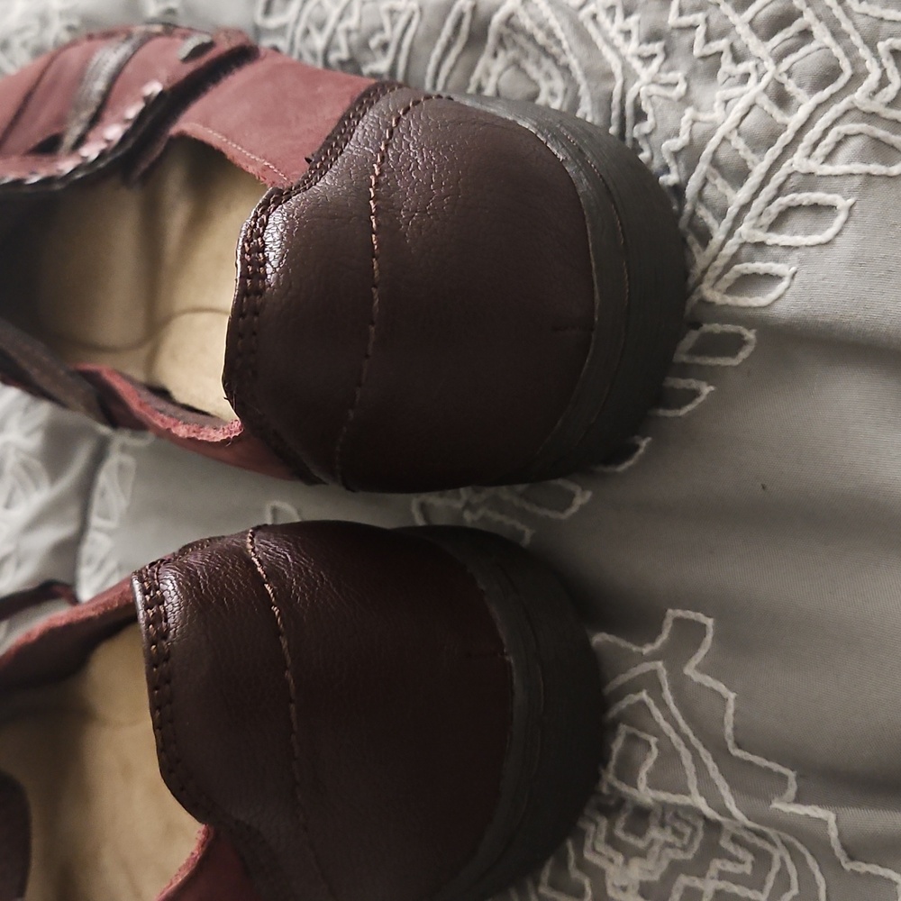 7.5 Earth Origins Women's‎ Maroon Flats - Picture 3 of 4